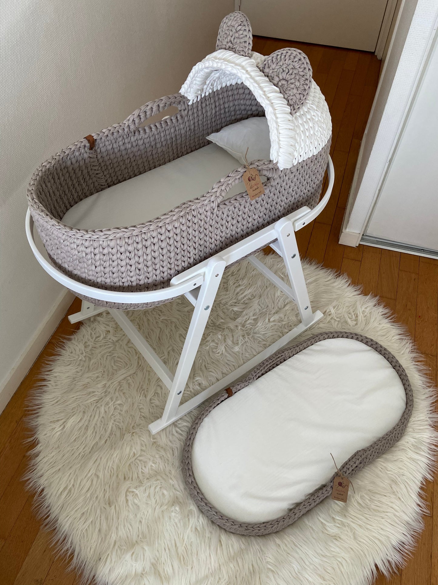 Cradle with hat