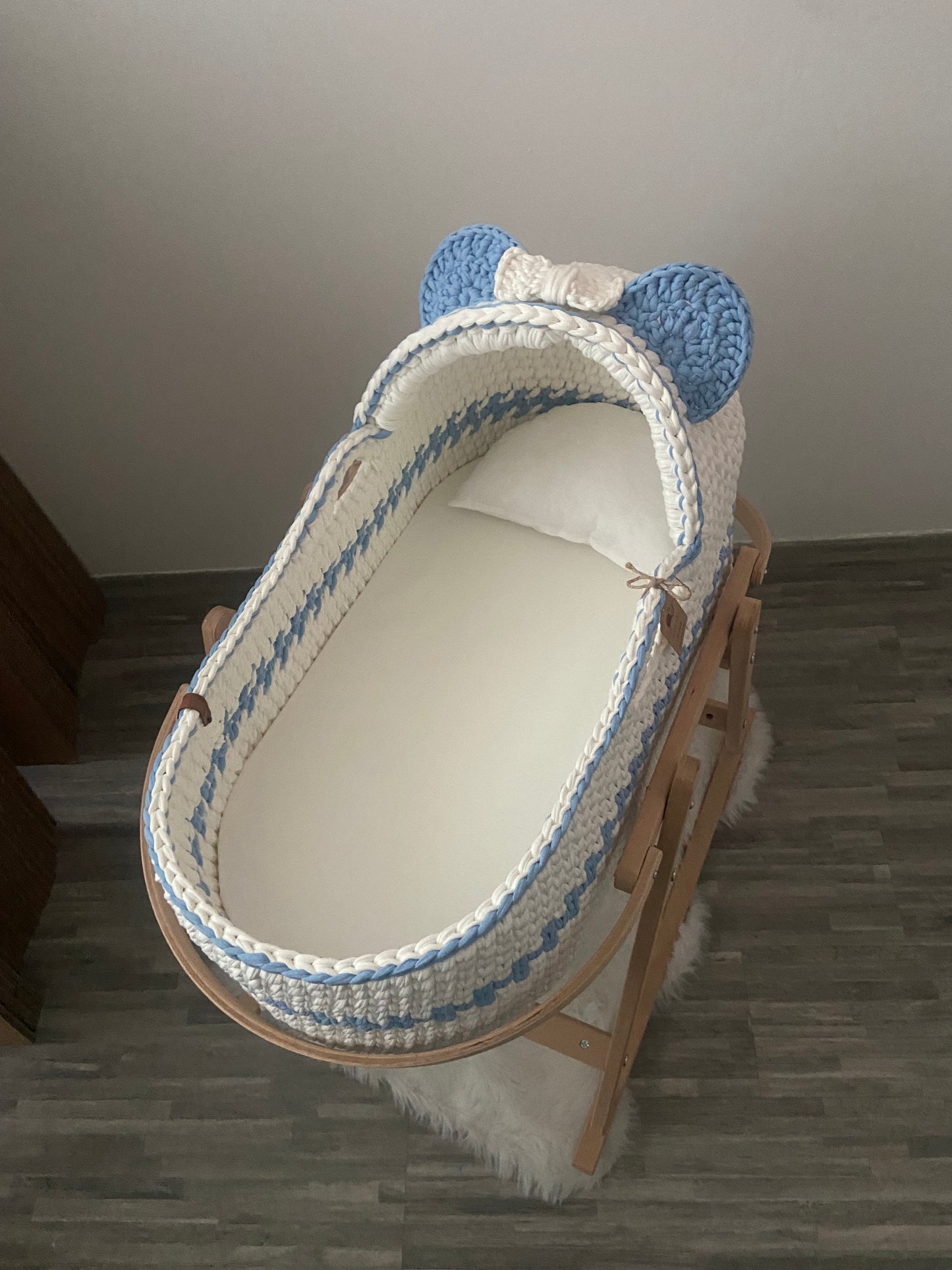 Cradle with hat